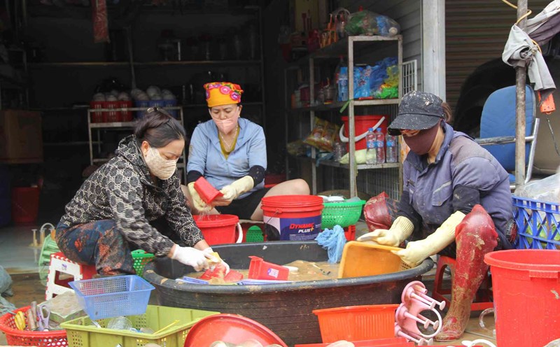 People in the mountainous areas of the West of Nghe An are busy cleaning up after the flood. Photo: Pham Chung