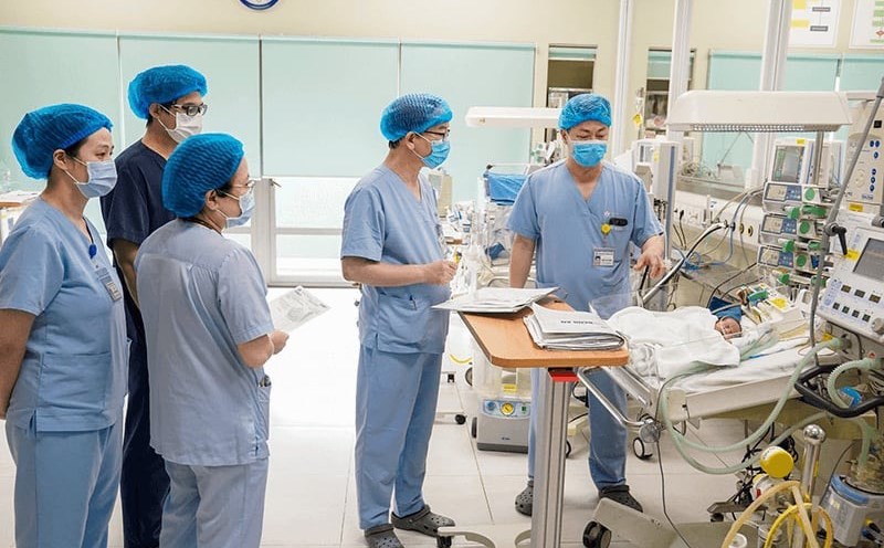 Doctors take care of children at a central hospital. Photo source: National Children's Hospital.