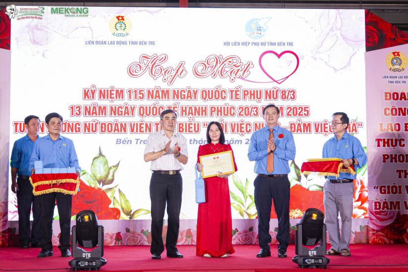 Cong doan tinh Vinh Long khen thuong nu doan vien tieu bieu dip 8.3.2025. Anh: LDLD tinh Vinh Long