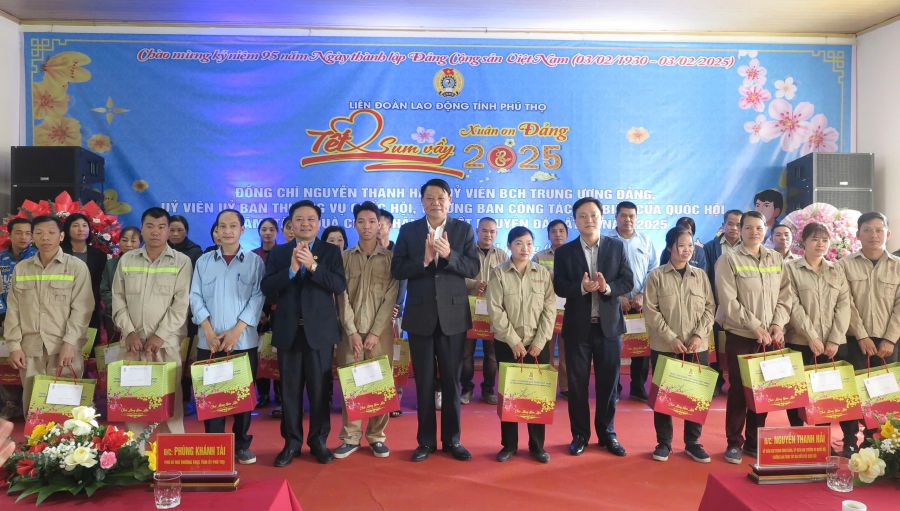 LDLD tinh Phu Tho trao qua Tet cho cong nhan lao dong co hoan canh kho khan dip Xuan At Ty 2025. Anh: LDLD tinh Phu Tho