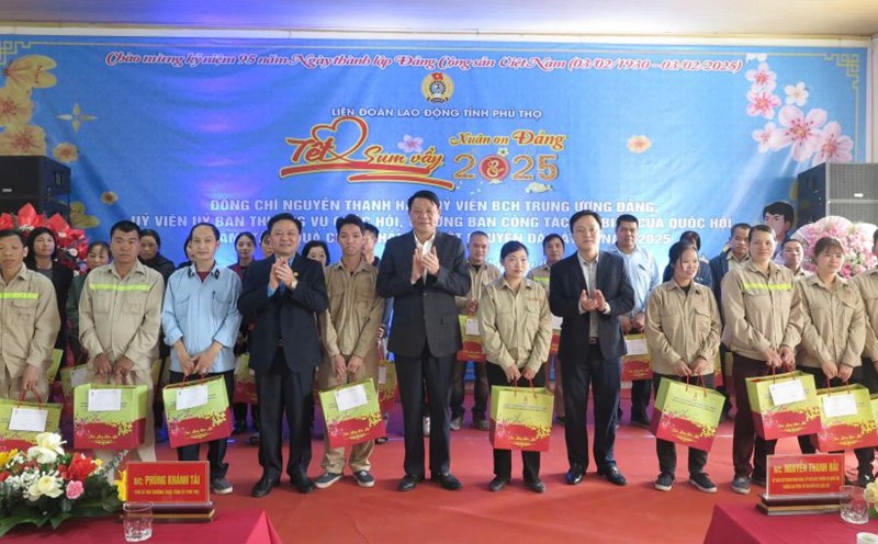 Phu Tho Provincial Federation of Labor presents Tet gifts to workers in difficult circumstances on the occasion of the Lunar New Year 2025. Photo: Phu Tho Provincial Federation of Labor