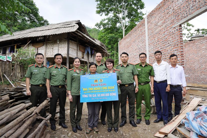 Ngay 5.6.2025, dong chi Thuong ta Cong Thanh Thao, Truong ban Cong doan CAND trao tang 2 “Nha nghia tinh Cong doan” cho 2 gia dinh chinh sach thuoc dien xoa nha tam tai tinh Tuyen Quang. Anh: Quynh Chi