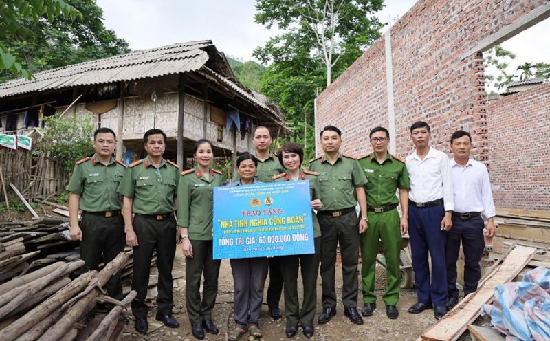 On June 5, 2025, Lieutenant Colonel Cong Thanh Thao, Head of the People's Public Security Trade Union Department, presented 2 "Union Shelters" to 2 policy families subject to temporary house removal in Tuyen Quang province. Photo: Quynh Chi