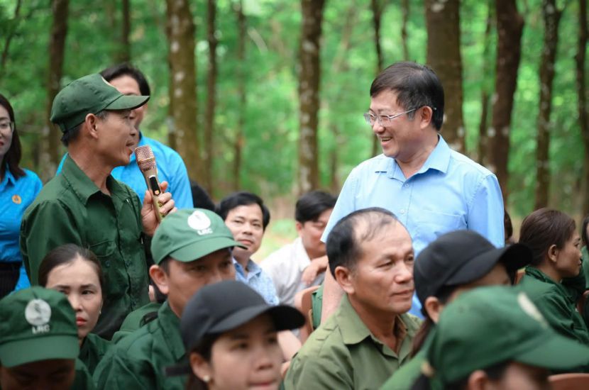 Ong Huynh Kim Nhut (nguoi dung bia phai) tro chuyen, lang nghe tam tu, nguyen vong cua cong nhan caosu. Anh: Nam Duong
