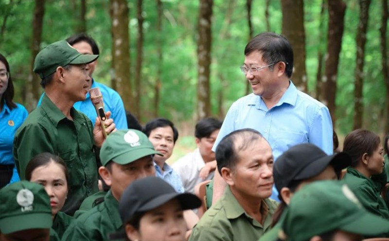 Mr. Huynh Kim Nhut (standing on the right cover) chatted and listened to the thoughts and aspirations of rubber workers. Photo: Nam Duong