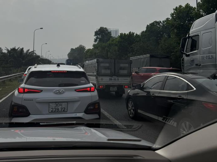 Traffic congestion on Thang Long Avenue Expressway due to a series of accidents involving 4 cars. Photo: Phuong Thao