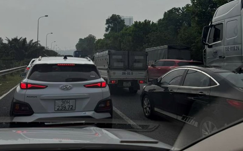 Traffic congestion on Thang Long Avenue Expressway due to a series of accidents involving 4 cars. Photo: Phuong Thao