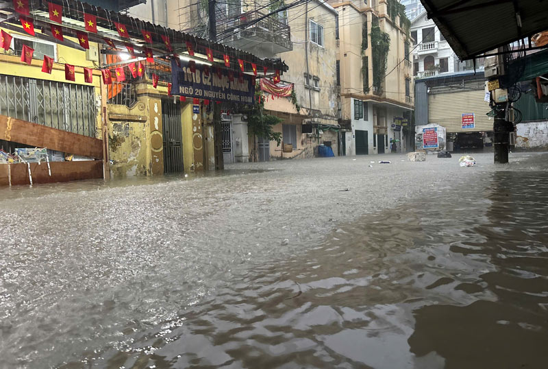 Ghi nhan luc 17h20, tai pho Nguyen Cong Hoan muc nuoc rat cao. Anh: Huyen Trang