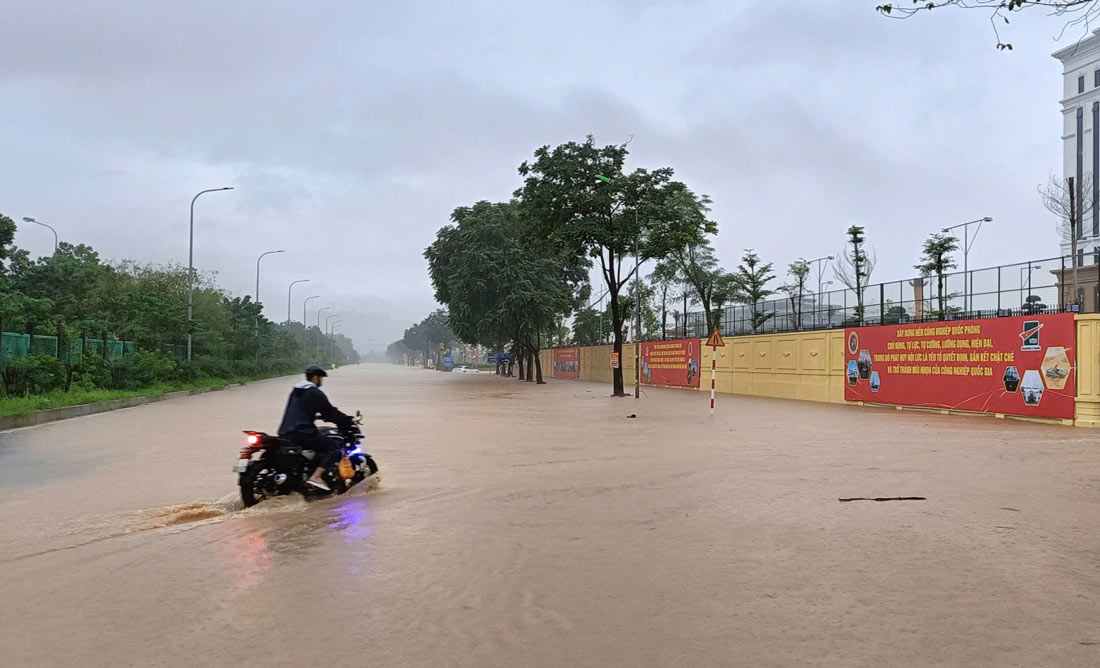 Ghi nhan luc 17h20, nhieu diem tren khu vuc Dai lo Thang Long ngap sau trong nuoc. Anh: Hai Danh