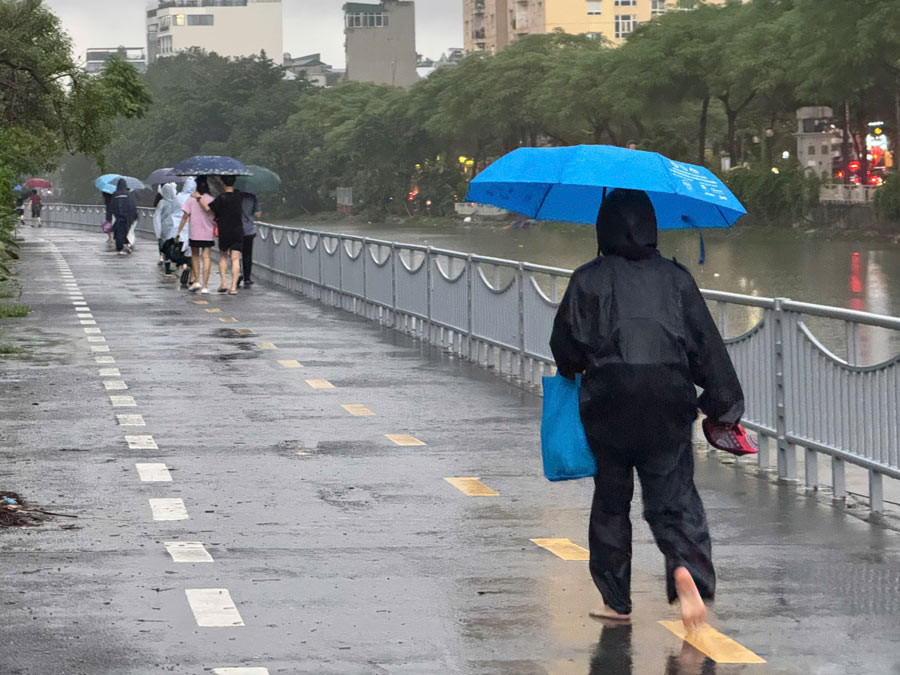 Mot so nguoi lua chon phuong an di bo ve nha sau khi tan lam. Anh: Vu Linh - Hoang Xuyen