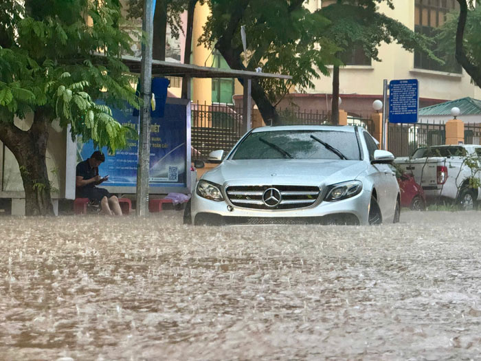 Ghi nhan luc 17h, tai khu vuc duong Huynh Thuc Khang, mua ngap sau het tuyen duong khien giao thong roi vao tinh trang te liet. Anh: Vu Linh - Hoang Xuyen