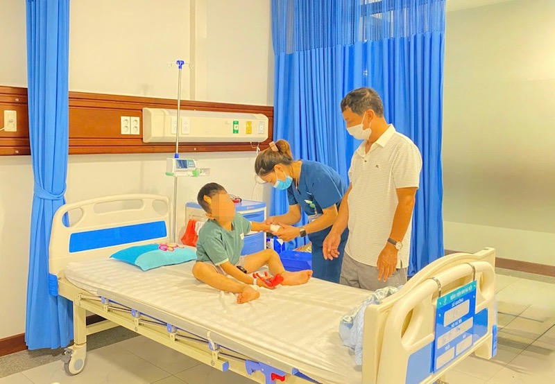 医療部門は、行政区画の合併後も国民が公正かつ便利な医療サービスに引き続きアクセスできるようにします。写真は、ハノイ小児病院の医療スタッフが小児患者の世話をしています。写真:BVCC