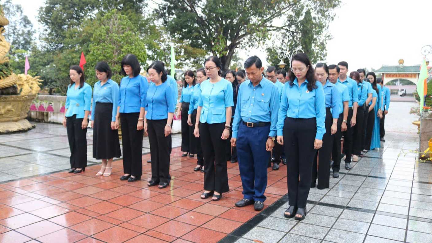 Cac dai bieu danh phut mac niem. Anh: LDLD TP Can Tho