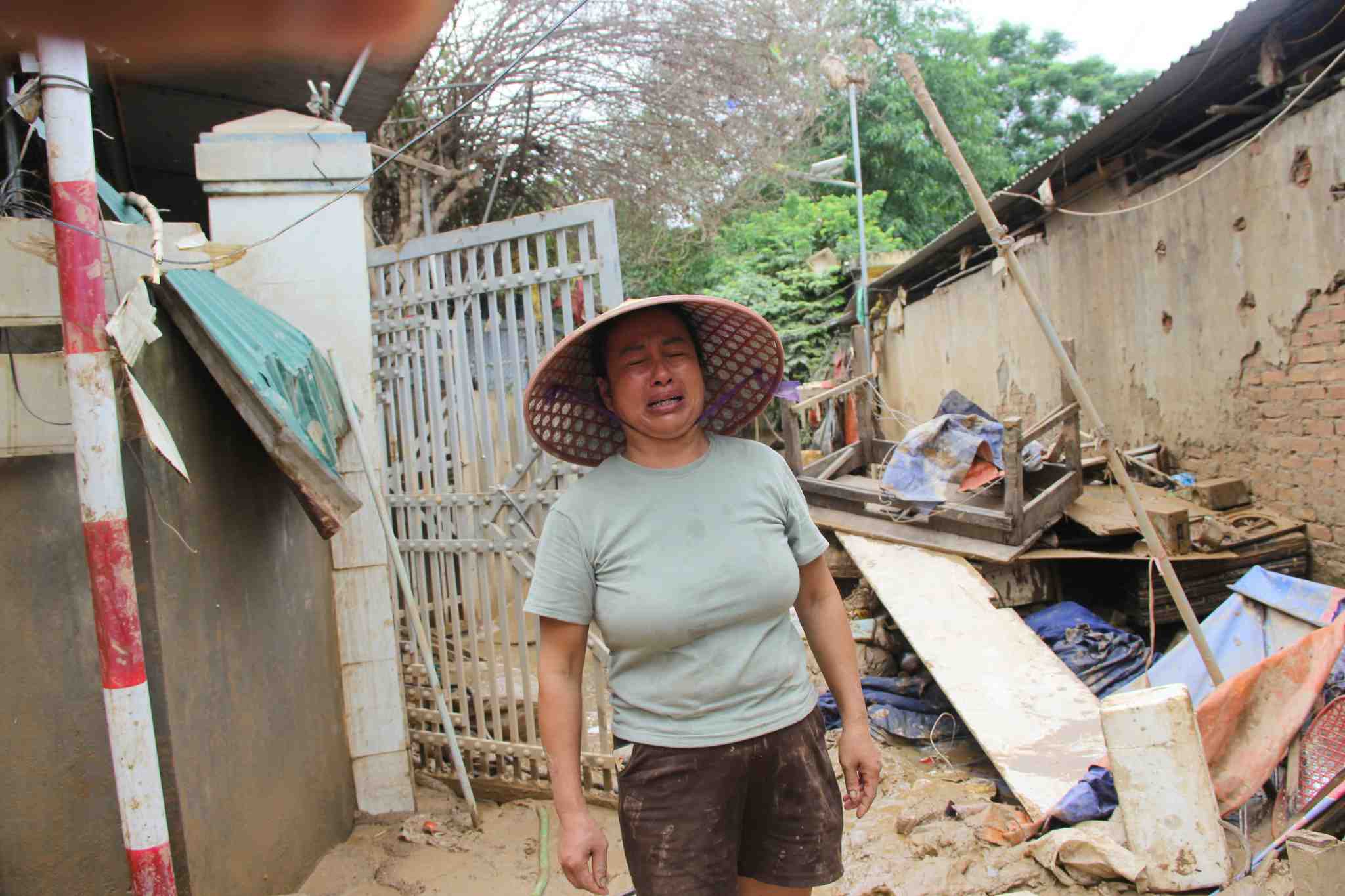 Ms. Nguyen Vong (Hoa Dong block, Tuong Duong commune, Nghe An) choked up empty-handed after the flood. Photo: Pham Chung