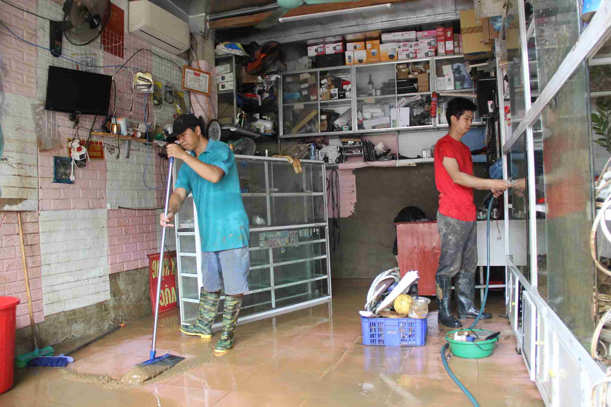 Nguoi dan tat bat lau don nha cua. Anh: Pham Chung