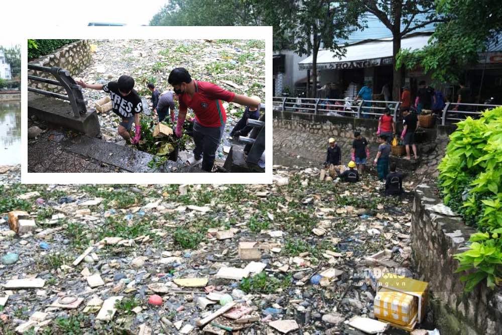 The volunteer team rescued a canal covered with garbage in Can Tho. Photo: Phong Linh.