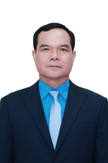 당 중앙집행위원회 위원 제15대 국회의원 당위원회 서기 베트남 노동총연맹 위원장 응우옌 딘 캉