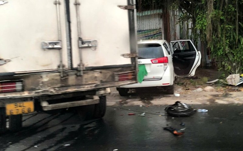 Scene of a series of accidents on National Highway 1A through Lang Tron Ward, Ca Mau Province. Photo: Provided by the people