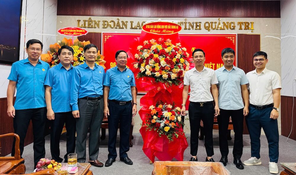 ベトナム労働組合の設立96周年の際に、ノースセントラルオフィスの労働新聞の指導者と記者団労働新聞を祝福します。写真：Nguyen Luan