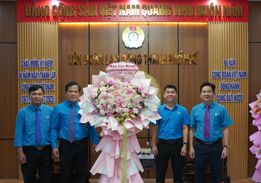 Phong vien Bao Lao Dong Van phong Bac Trung Bo den chuc mung LDLD TP Hue nhan ky niem 96 nam Ngay thanh lap Cong doan Viet Nam. Anh: Nguyen Luan