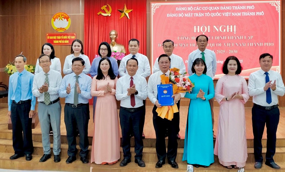 Comite Ejecutivo del Partido Comite Permanente del Partido Secretario y Subsecretario del Comite del Partido del Frente de la Patria de la ciudad de Da Nang para el mandato 2025-2030. Foto: Tra ban