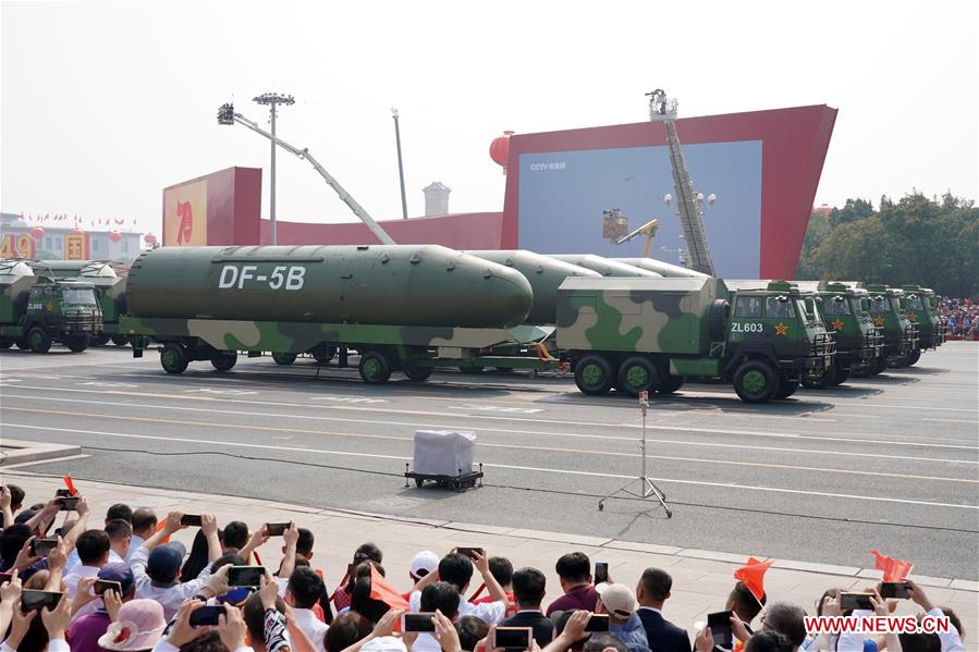 La formacion de misiles nucleares Dong Phong-5B participa en el desfile militar en Beijing China el 1 de octubre de 2019. Foto: Xinhua