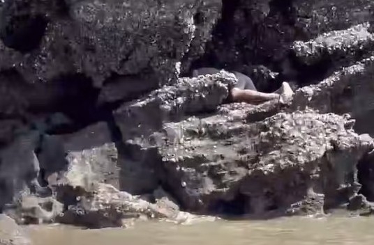 クアンニン省のハロンで水浴びした後、行方不明になった父親の遺体を捜索する能力。写真:住民提供