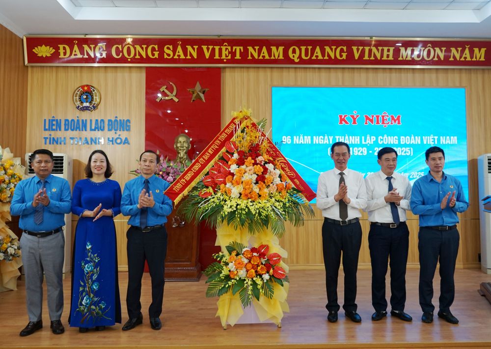 Dai dien lanh dao Tinh uy Thanh Hoa tang hoa chuc mung LDLD tinh nhan 96 nam ngay thanh lap Cong doan Viet Nam. Anh: Quach Du