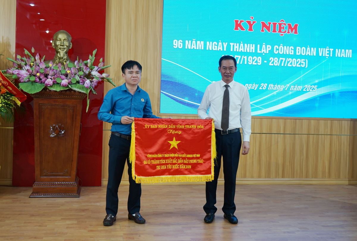 Trinh Tuan Sinh – Pho Bi thu Tinh uy, Chu tich Uy ban MTTQ Viet Nam tinh Thanh Hoa trao Co thi dua cua UBND tinh cho don vi co thanh tich xuat sac trong phong trao thi dua yeu nuoc. Anh: Quach Du 