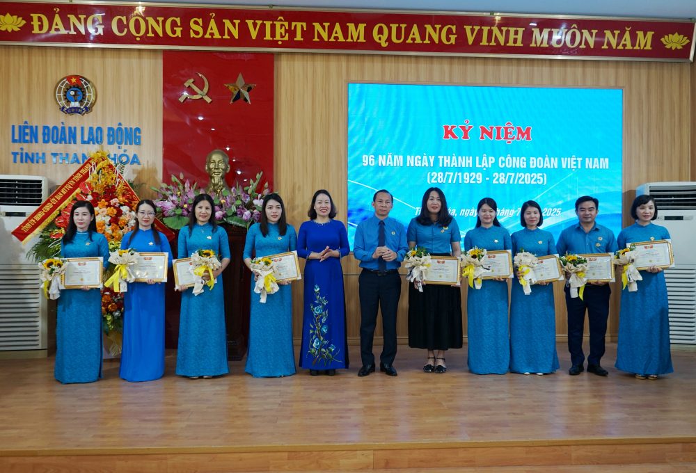 Dai dien lanh dao LDLD tinh Thanh Hoa; Ban Tuyen giao va Dan van Tinh uy  trao Ky niem chuong 