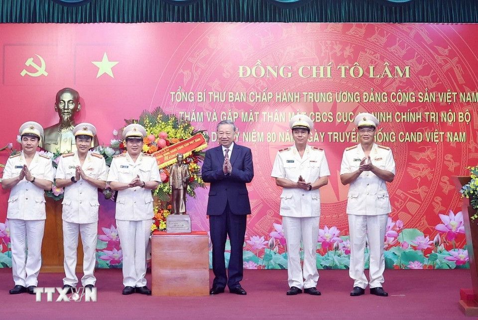 Tong Bi thu To Lam trao tang buc tuong Chu tich Ho Chi Minh cho Cuc An ninh chinh tri noi bo. Anh: TTXVN