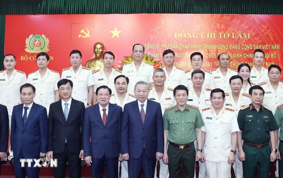 Tong Bi thu To Lam va cac dai bieu tai buoi lam viec. Anh: TTXVN