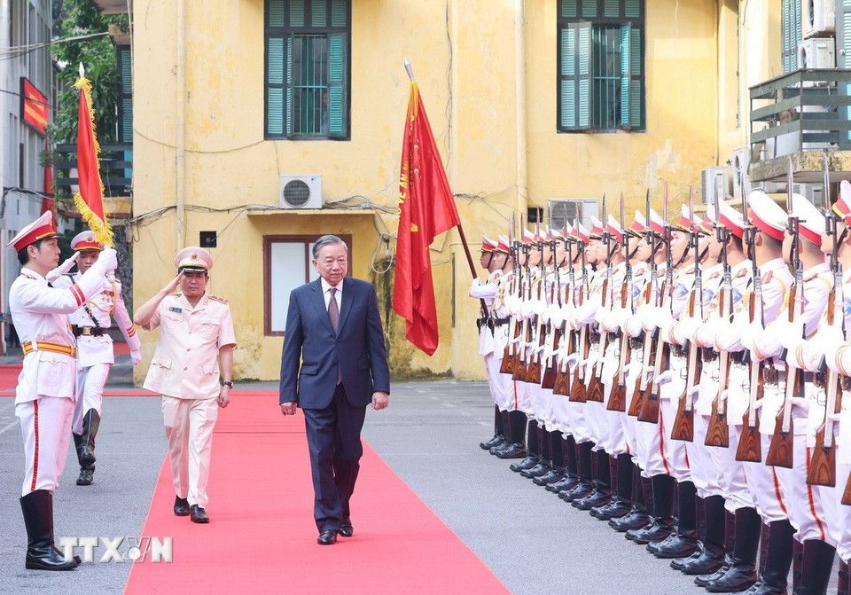 General Secretary To Lam visits the Department of Internal Political Security - Ministry of Public Security. Photo: VNA