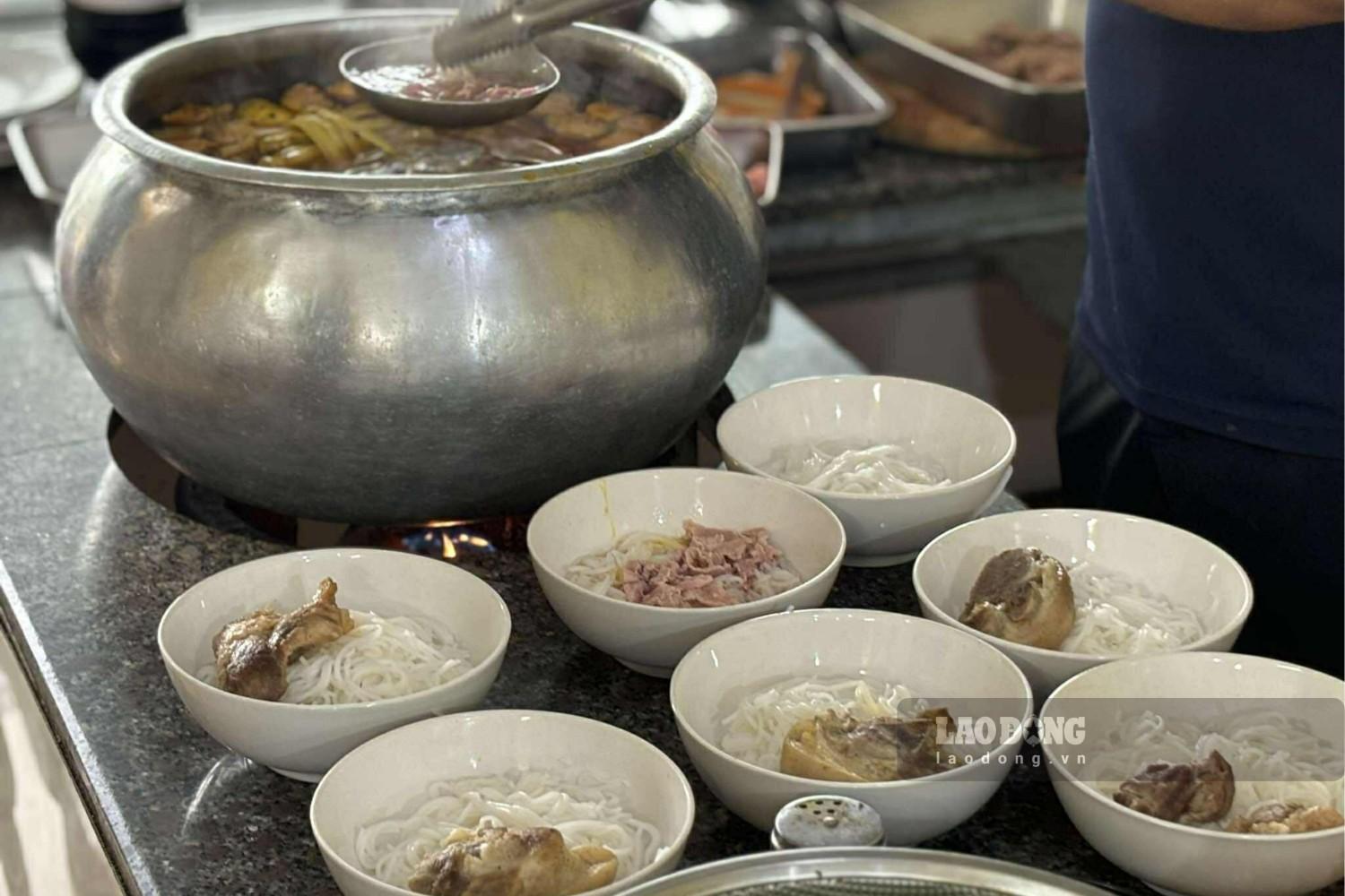 Chu quan bun bo Hue Na la cuu giao vien goc Hue. Anh: Nguyen Dat