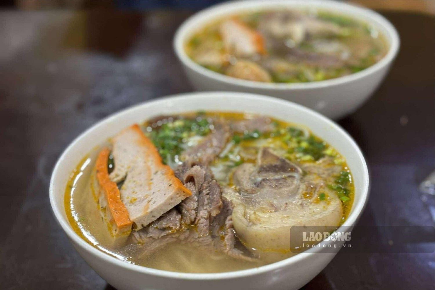 To bun day dan voi cac nguyen lieu duoc gui truc tiep tu Hue. Anh: Nguyen Dat
