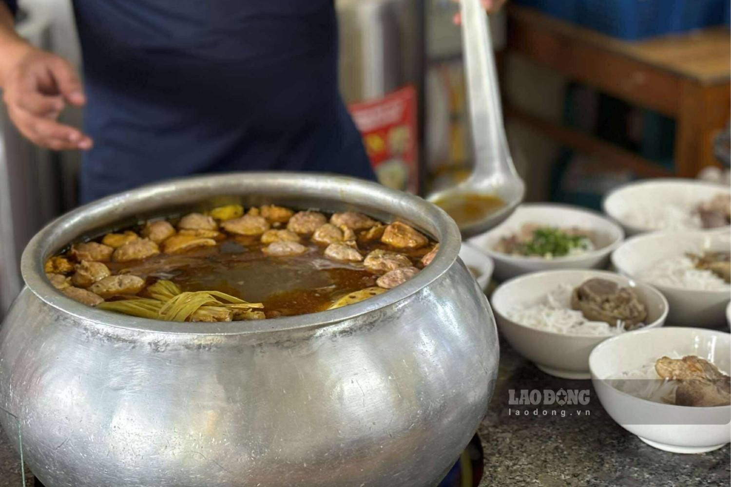 Noi nuoc dung dam da cua quan bun bo Hue. Anh: Nguyen Dat