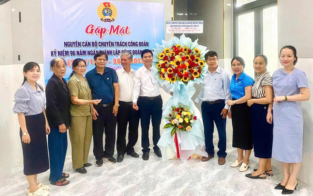 Nam Phuoc 코뮌 노동조합과 Duy Xuyen 코뮌 노동조합은 다낭시에서 역대 노동조합 담당 간부들과 회의를 공동으로 조직했습니다. 사진: Tra Van