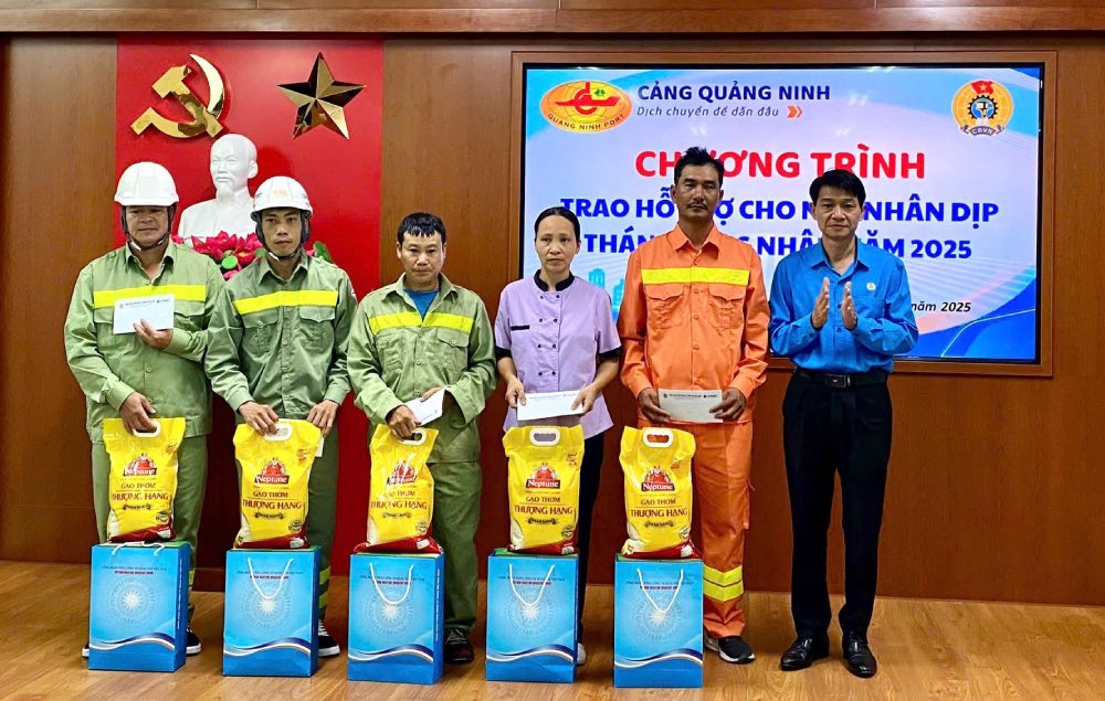 Ong Pham Van Hai - Pho Chu tich Phu trach Cong doan Tong Cong ty Hang hai Viet Nam (ben phai anh) tang qua nguoi lao dong nhan dip Thang Cong nhan 2025. Anh: Chu Linh