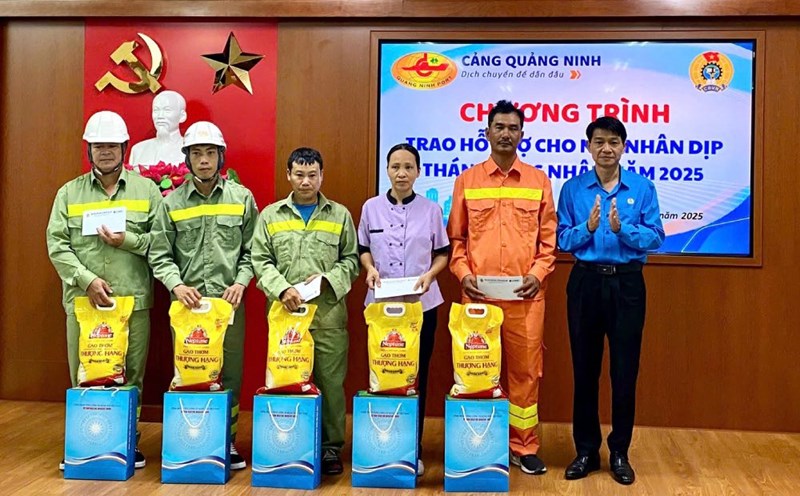 Mr. Pham Van Hai - Vice Chairman in charge of the Trade Union of Vietnam National Shipping Lines (right of the photo) presents gifts to workers on the occasion of Workers' Month 2025. Photo: Chu Linh