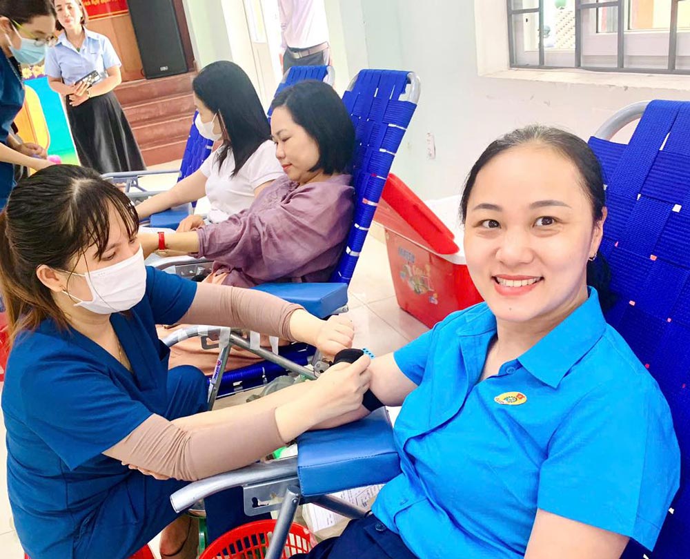 다낭시 남프억현 노동조합은 조국전선위원회 및 단체와 협력하여 자발적 헌혈의 날 행사를 성공적으로 개최했습니다. 사진: 짜반