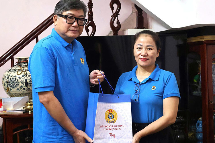 Lau Thi Thanh Huong 여사 - Dien Bien성 노동총연맹 상임 부위원장이 Hoang Ngoc Vinh 전 노동총연맹 위원장을 방문하여 선물을 증정했습니다. 사진: Hong Nga