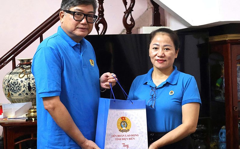 Ms. Lau Thi Thanh Huong - Permanent Vice President of Dien Bien Provincial Federation of Labor visited and presented gifts to Mr. Hoang Ngoc Vinh - Former President of the Provincial Federation of Labor. Photo: Hong Nga