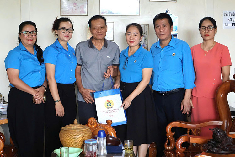 Lau Thi Thanh Huong - Pho Chu tich Thuong truc LDLD tinh, Truong Ban Cong tac Cong doan tham, tang qua Dong chi Phan Tien Hung - Nguyen Pho Chu tich LDLD tinh Dien Bien.