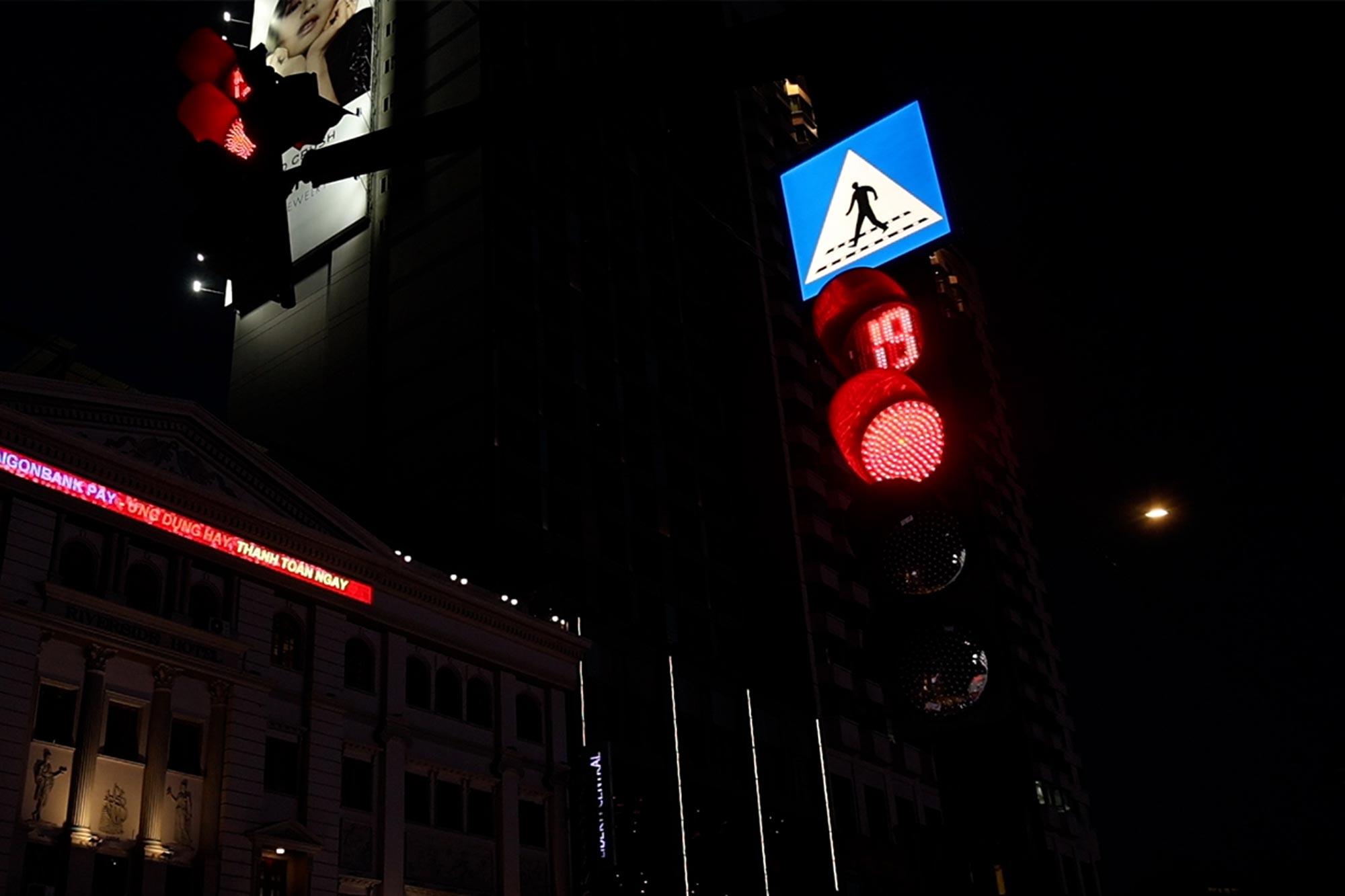 Ho Chi Minh-Ville teste l'installation de panneaux de signalisation a LED les habitants esperent installer un emplacement plus facile a observer