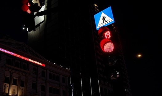 TPHCM thí điểm lắp biển báo có đèn LED, người dân mong lắp vị trí dễ quan sát hơn