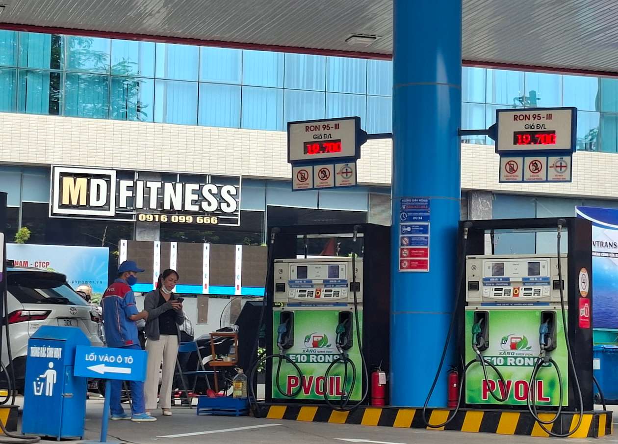 A gas station in Dong Da ward, Hanoi is preparing to sell E10 gasoline on August 1, 2025. Photo: Tuyet Lan