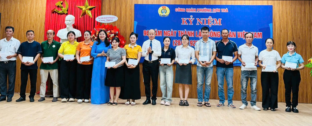 다낭시 손트라동 노동조합이 어려운 노동자들에게 선물을 전달하고 있습니다. 사진: Tra Van