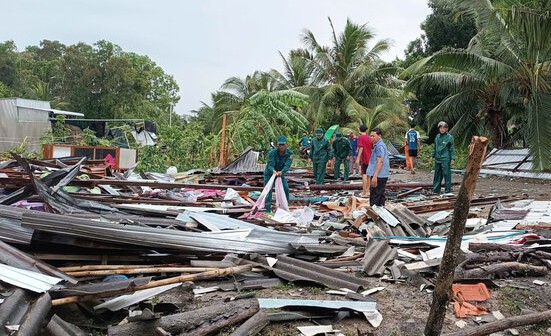 Ca Mau省 Ninh Thanh Loi 村の機能部隊が、通過した竜巻後の被害を住民が復旧するのを支援しています。写真:住民提供