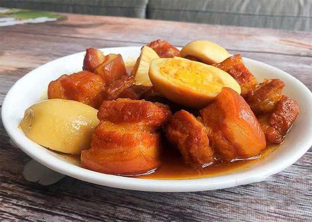 Egg-bearing pork belly is a dish containing high saturated fat, a leading factor causing many people with fatty liver disease. Photo: Vuong Oanh.