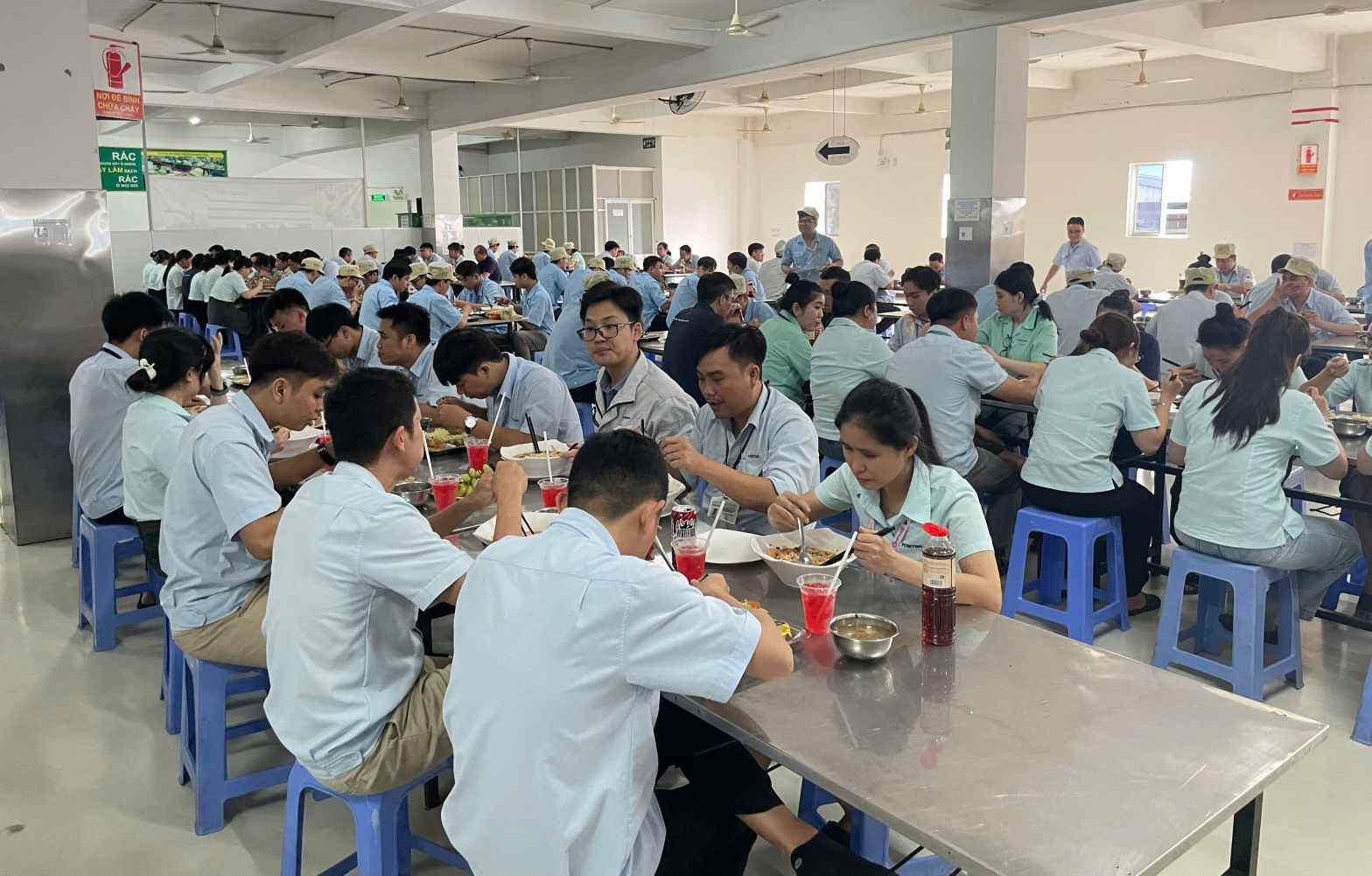 Foster Vietnam Electronics Co. Ltd.의 노동조합 점심 식사 프로그램. 사진: Dinh Trong